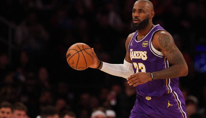 LeBron James em ação pelo Los Angeles Lakers durante duelo contra o New York Knicks no Madison Square Garden, em Nova York 
             -       
        Ishika Samant - 1º.fev.2026/Getty Images via AFP