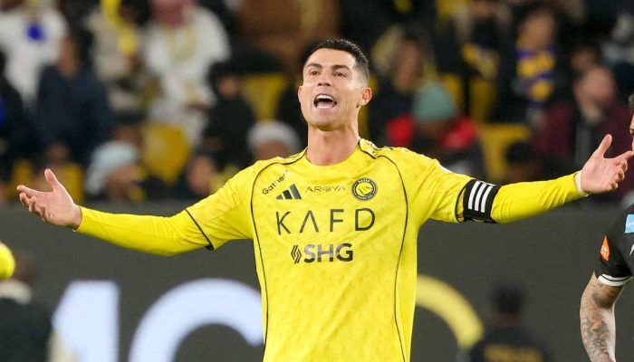 Cristiano Ronaldo reclama em jogo do Al Nassr, pelo Campeonaro Saudita, contra o Al Shabab, em Riad
             -       
        Fayez Nureldine - 17.jan.26/AFP