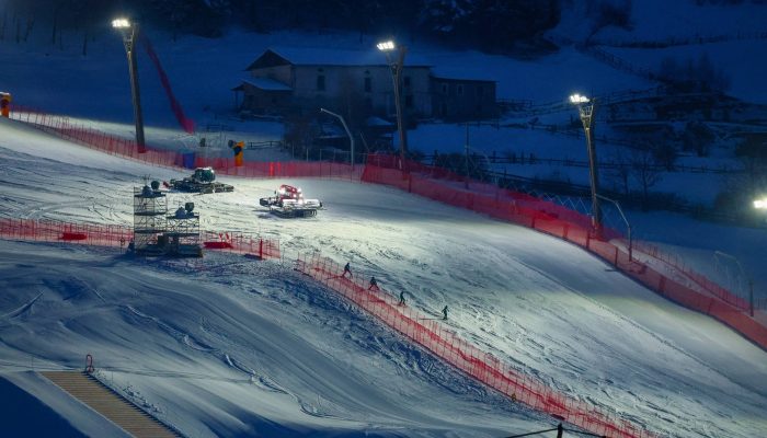 Trabalhadores repõem neve no centro de esqui Stelvio, em Bormio, na véspera do início dos Jogos de Inverno  -              
                              
                  Denis Balibouse /                
              
                              Reuters