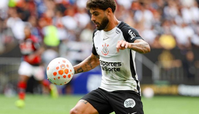 Yuri Alberto com o troféu da Supercopa Rei, após vitória sobre o Flamengo, em Brasília
             -       
        Pedro Ladeira - 1°.fev.26/Folhapress