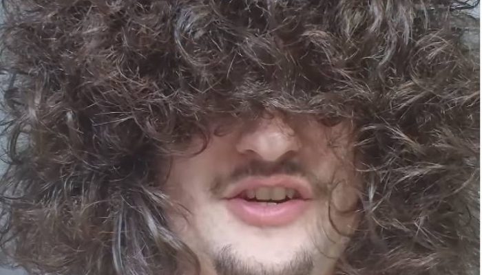 Frank Ilett, torcedor do Manchester United, no 486º dia sem cortar o cabelo, devido à promessa de só fazê-lo quando o time ganhar 5 jogos seguidos
             -       
        theunitedstrand no Instagram