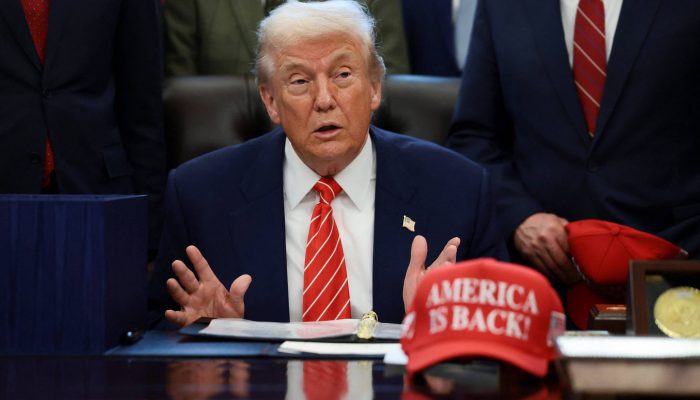 Presidente dos Estados Unidos, Donald Trump, sentado à sua mesa na Casa Branca, em Washington
             -       
        Evelyn Hockstein - 3.fev.26/Reuters