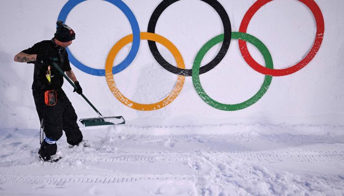 Funcionário remove neve na instalação de big air, modalidade de esqui freestyle, antes de rodada de qualificação em Livigno, subsede dos Jogos de Milão-Cortina D'Ampezzo
             -       
        Kirill Kudryavtsev/AFP