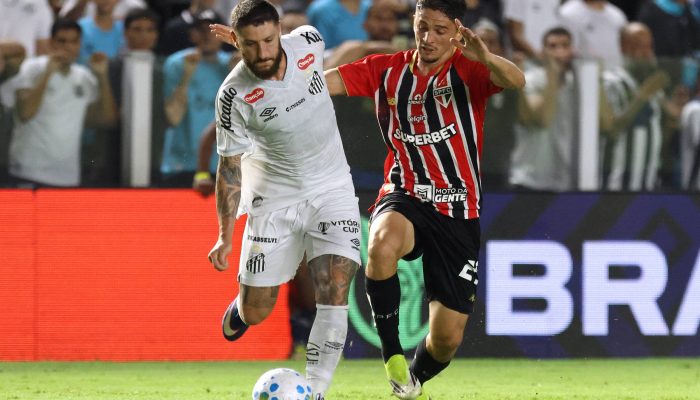 Zé Rafael (à esq.) e Pablo Maia disputam a bola durante clássico na Vila
             -       
        Thiago Bernardes/Reuters