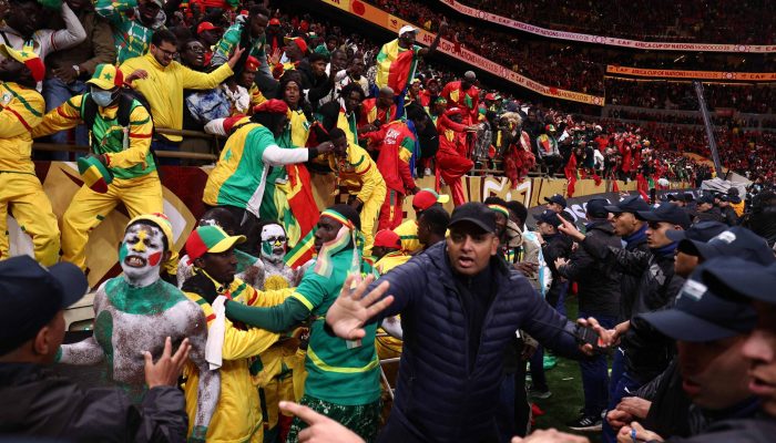 Torcedores de Senegal entram em confronto com seguranças durante a final da Copa Africana 
             -       
        Franck Fife - 18.jan.2026/AFP
