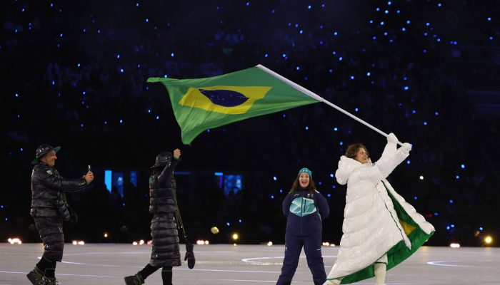 Lucas Pinheiro Braathen desfila na cerimônia de abertura dos Jogos de Inverno no estádio San Siro, em Milão





             -       
        Yara Nardi - 6.fev.2026/Reuters
