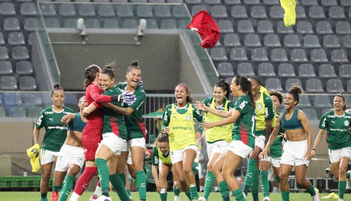 Jogadoras do Palmeiras comemoram título da Supercopa Feminina após disputa de pênaltis contra o Corinthians, na Arena Barueri, em Barueri (SP)
             -       
        Marina Uezima/Brazil Photo Press/Folhapress