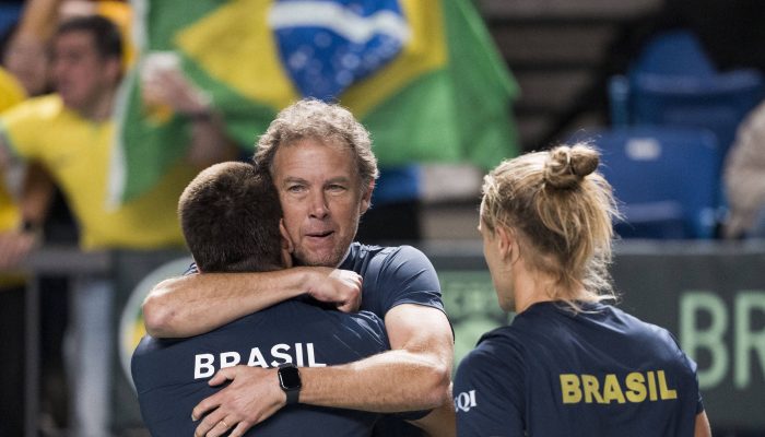 O capitão brasileiro Jaime Oncins comemora com Orlando Luz e Rafael Matos (à dir.) a vitória sobre dupla canadense
             -       
        Bob Frid/Imagn Images/Reuters