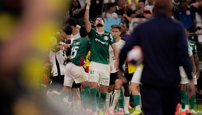 Flaco López comemora seu gol contra o Corinthians na vitória do Palmeiras na Neo Química Arena, neste domingo (8), pelo Campeonato Paulista
             -       
        Crizam França/Photo Premium/Folhapress