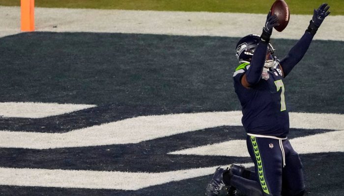 Uchenna Nwosu, camisa 7 do Seattle Seahawks, comemora touchdown contra o New England Patriots durante o quarto período do Super Bowl
             -       
        Thearon W. Henderson/Getty Images via AFP