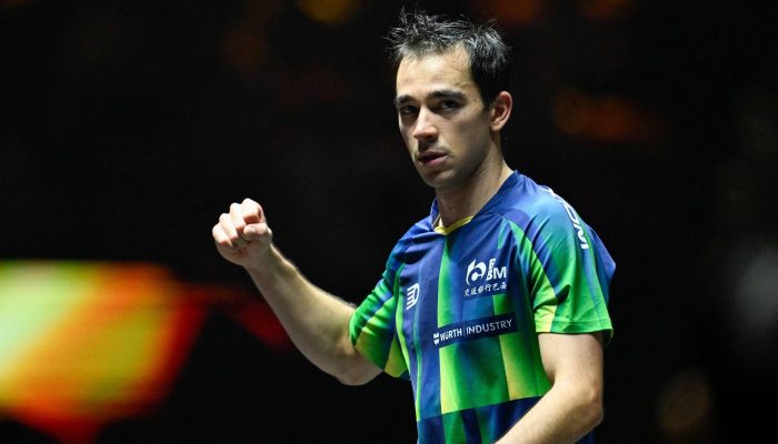 Hugo Calderano celebra ponto durante duelo contra o chinês Xiang Peng no China Smash Table Tennis, em Pequim 
             -       
        Wang Zhao - 4.out.2025/AFP