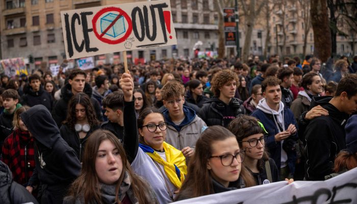 Manifestantes protestam contra presença do ICE nos Jogos de Inverno, em Milão 
             -       
        Alkis Konstantinidis - 6.fev.2026/Reuters