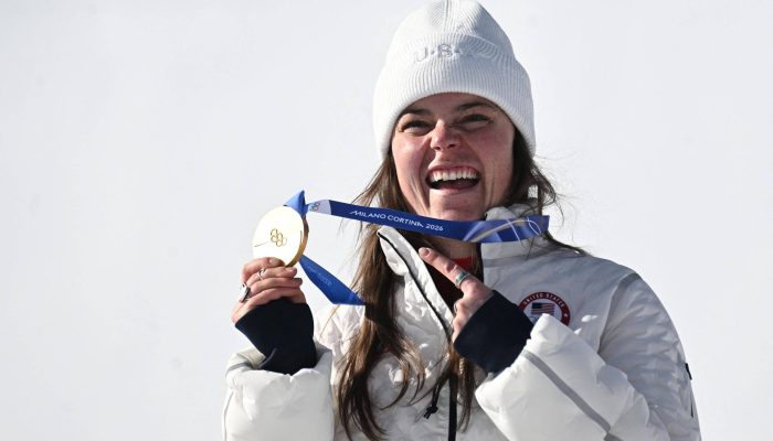 Breezy Johnson celebra conquista do ouro olímpico nos Jogos de Milão-Cortina
             -       
        Tiziana Fabi - 8.fev.2026/AFP