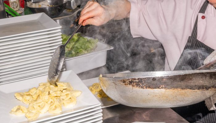 Atendente serve pratos de massa em restaurante em Milão   -              
                              
                  Lucia Buricelli - 4.fev.2026 /                
              
                              NYT