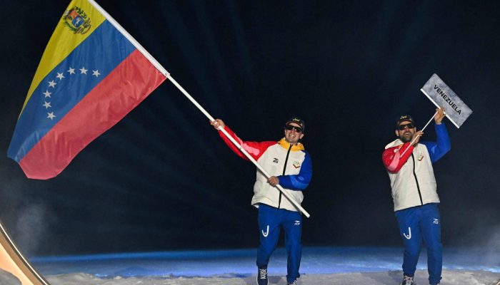 Nicolas Claveau (à esq.) durante cerimônia de abertura dos Jogos de Inverno, em Predazzo 
             -       
        Javier Soriano - 6.fev.26/AFP