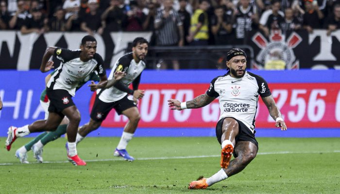 Memphis Depay escorrega na cobrança de pênalti e chuta para fora do gol

             -       
        Ricardo Moreira - 8.fev.26/Zimel Press