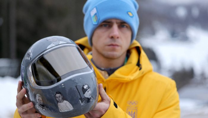 Vladislav Heraskevych exibe capacete vetado pelo COI  
             -       
        Athit Perawongmetha - 12.fev.26/Reuters
