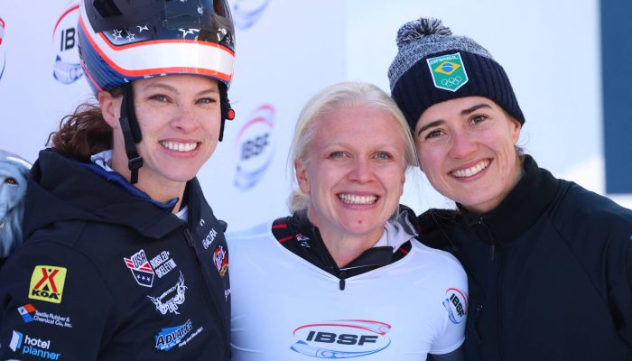 (Da esq. p/ dir.): Kelly Curtis, Kim Meylemans e Nicole Silveira após etapa do Mundial em St. Moritz, na Suíça 
             -       
        Denis Balibouse - 9.jan.26/Reuters