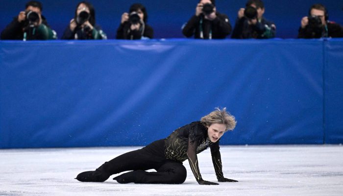 Ilia Malinin cai durante sua apresentação na patinação no gelo
             -       
        Wang Zhao/AFP