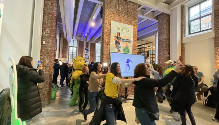 Torcida brasileira faz festa por vitória de Lucas Pinheiro Braathen, na Casa Brasil, em Milão 
             -       
        Michele Oliveira/Folhapress