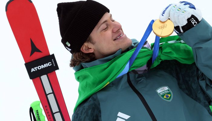 Lucas Pinheiro Braathen, brasileiro nasciso na Noruega, com o ouro obtido no esqui alpino nas Olimpíadas de Inverno de Milão-Cortina
             -       
        Gintare Karpaviciute/Reuters