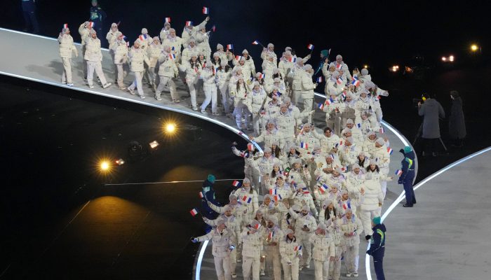 Atletas da delegação francesa durante cerimônia de abertura dos Jogos de Inverno 
             -       
        Lai Xiangdong - 6.fev.26/Xinhua