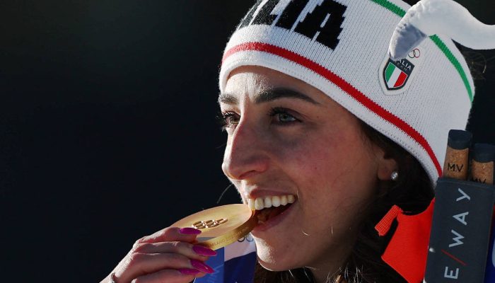 Da esq. para a dir., o norueguês Sturla Holm Laegreid (prata), o sueco Martin Ponsiluoma (ouro) e o francês Emilien Jacquelin (bronze), vencedores do biatlo masculino de perseguição de 12,5 km
             -       
        Matthew Childs/Reuters
