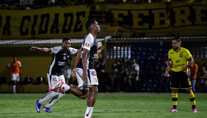 André comemora gol durante a partida entre São Bernardo e Corinthians
             -       
        Rodilei Morais/Fotoarena/Folhapress