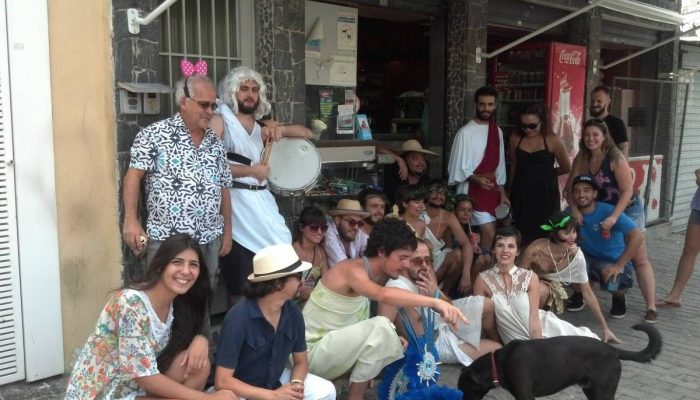 Integrantes do Quem Tem Boca Vaia Roma fazem 'paradinha' na padaria Natalina, na Vila Romana
             -       
        Luis Dávila/Radio Flux