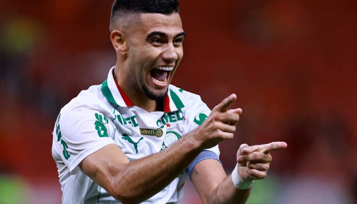 Memphis Depay escorrega ao bater pênalti contra o Palmeiras na Neo Química Arena, pelo Campeonato Paulista
             -       
        Ricardo Moreira - 8.fev.26/Zimel Press/Agência O Globo