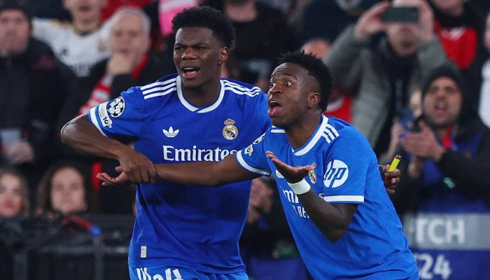 Vinicius Jr. (à dir.) gesticula com a arbitragem após relatar ter sido alvo de racismo
             -       
        Pedro Nunes/Reuters