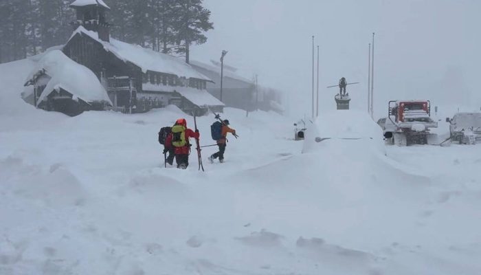 Equipe de resgate se dirigindo à área de uma avalanche na região de Castle Peak, na Califórnia
             -       
        Nevada County Sheriff's Office via AFP - 17.fev.26