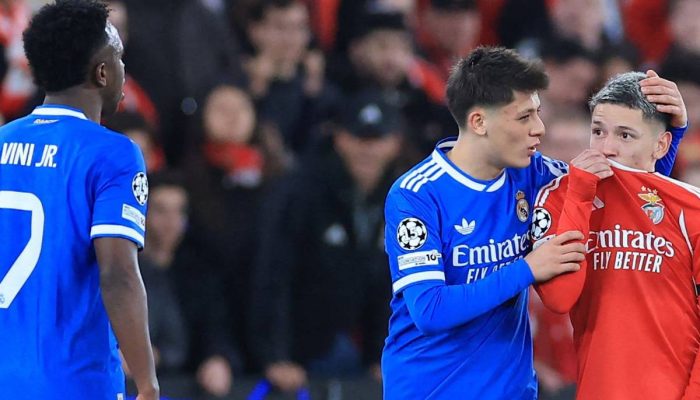 O argentino Gianluca Prestianni esconde a boca ao se dirigir a Vinicius Junior
             -       
        Patricia de Melo Moreira - 17.fev.26/AFP