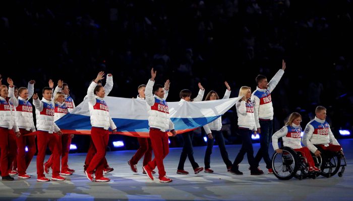 Atletas carregam a bandeira da Rússia durante a cerimônia de encerramento dos Jogos Paralímpicos de Inverno de 2014, em Sochi
             -       
        Alexander Demianchuk - 16.mar.14/Reuters