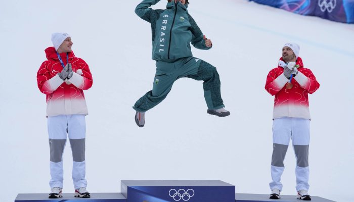 Lucas Pinheiro Braathen com sua medalha de ouro no slalom gigante
             -       
        Dimitar Dilkoff - 14.fev.26/AFP