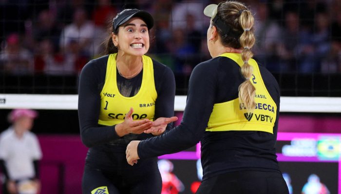 As brasileiras Carolina Solberg e Rebecca Cavalcante durante a partida das quartas de final do Campeonato Mundial de Vôlei de Praia de 2025
             -       
        Matt Turner/AAP Image via Reuters