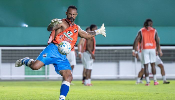 Goleiro Bruno durante aquecimento antes de estrear pela Vasco-AC na Copa do Brasil
             -       
        Gilson Melo/Agencia Enquadrar/Agencia O Globo