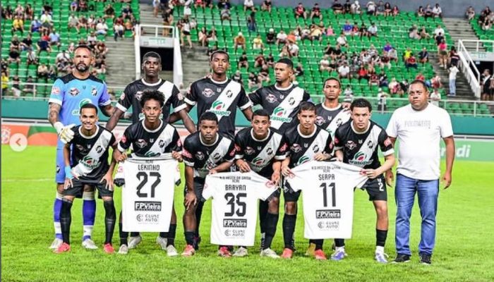 Goleiro Bruno perfilado junto com a equipe do Vasco do Acre antes de partida pela Copa do Brasil
             -       
        @advascoacre no Instagram