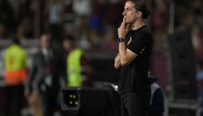 O ex-técnico do Flamengo, Filipe Luís, durante a partida de ida da final da Recopa Sul-Americana entre o Lanús, da Argentina, em fevereiro
             -       
        Juan Mabromata/19.fev.26/AFP