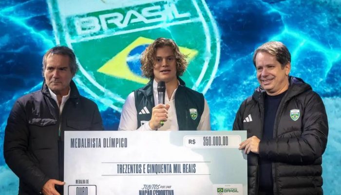 Lucas Pinheiro Braathen (ao centro) recebe cheque de R$ 350 mil por ouro olímpico 
             -       
        Jonne Roriz - 20.fev.26/COB