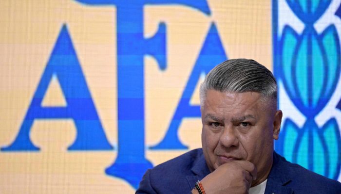 Claudio Tapia concede entrevista a jornalistas na sede da AFA, em Buenos Aires 
             -       
        Juan Mabromata - 18.mar.25/AFP