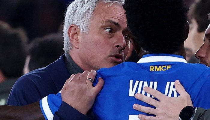 O técnico do Benfica, José Mourinho, conversa com o atacante Vinicius Junior, do Real Madrid, durante a confusão formada no Estádio da Luz
             -       
        Rodrigo Antunes - 17.fev.26/Reuters