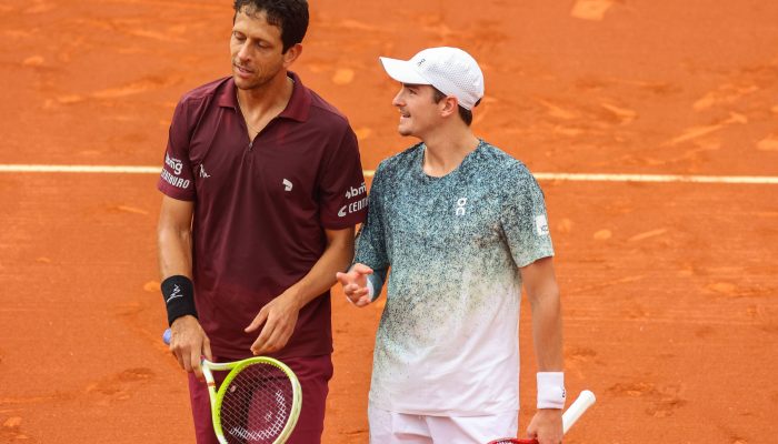 João Fonseca e Marcelo Melo comemoram ponto durante semifinal do Rio Open
             -       
        Divulgação Rio Open