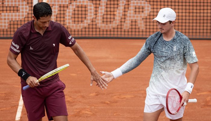 Marcelo Melo e João Fonseca comemoram ponto durante final de duplas do Rio Open 
             -       
        Eduardo Anizelli - 22.fev.26/Folhapress