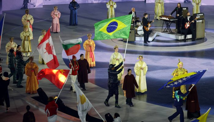 Edson Bindilatti, porta-bandeira da delegação brasileira, durante cerimônia de encerramento
             -       
        Yara Nardi - 22.fev.26/Reuters
