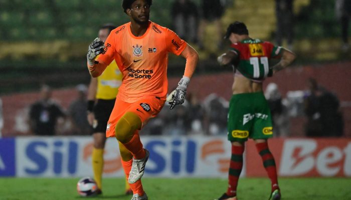 O goleiro Hugo celebra a classificação do Corinthians às semifinais; ele precisou pegar três pênaltis contra a Portuguesa
             -       
        Eduardo Carmim - 22.fev.26/Photo Premium/Folhapress