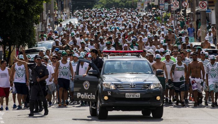 Torcedores do Palmeiras em direção ao Pacaembu para assistir a jogo contra o Corinthians, o último com as duas torcidas em SP
             -       
        Adriano Vizoni - 3.abr.16/Folhapress