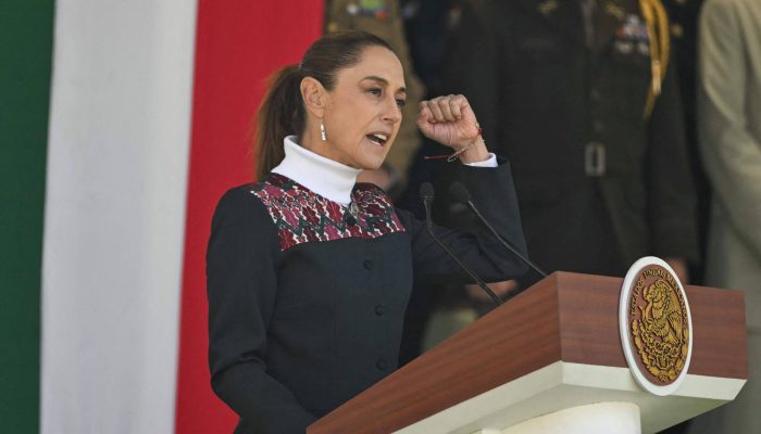 A presidente do México, Claudia Sheinbaum, discursa no Dia da Bandeira; ela ofereceu 'todas as garantias' aos torcedores na Copa do Mundo
             -       
        Yuri Cortez/AFP
