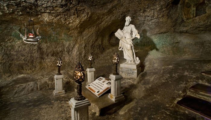 Gruta de São Paulo, ponto inicial do Caminho Maltês, mais novo ramo do Caminho de Santiago
             -       
        Divulgação