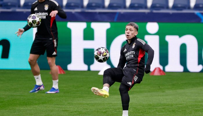 O atacante Gianluca Prestianni controla a bola no treino do Benfica no Bernabéu; mesmo suspenso, ele viajou e trabalhou com os colegas
             -       
        Oscar del Pozo - 24.fev.26/AFP